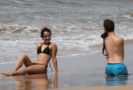 أشهر متحدّ للإعاقة في العالم يقضي شهر العسل مع زوجته الجديدة